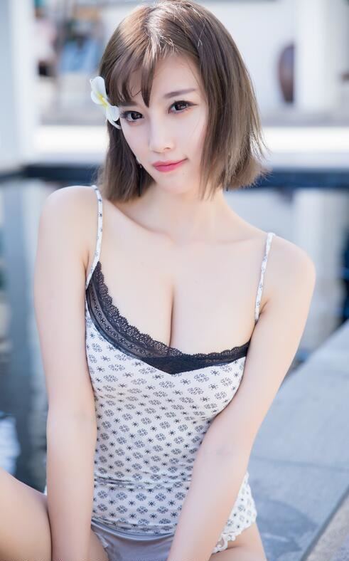 我和闺蜜在公交被八个人挤倒